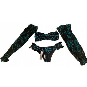 Caroline Constas swim